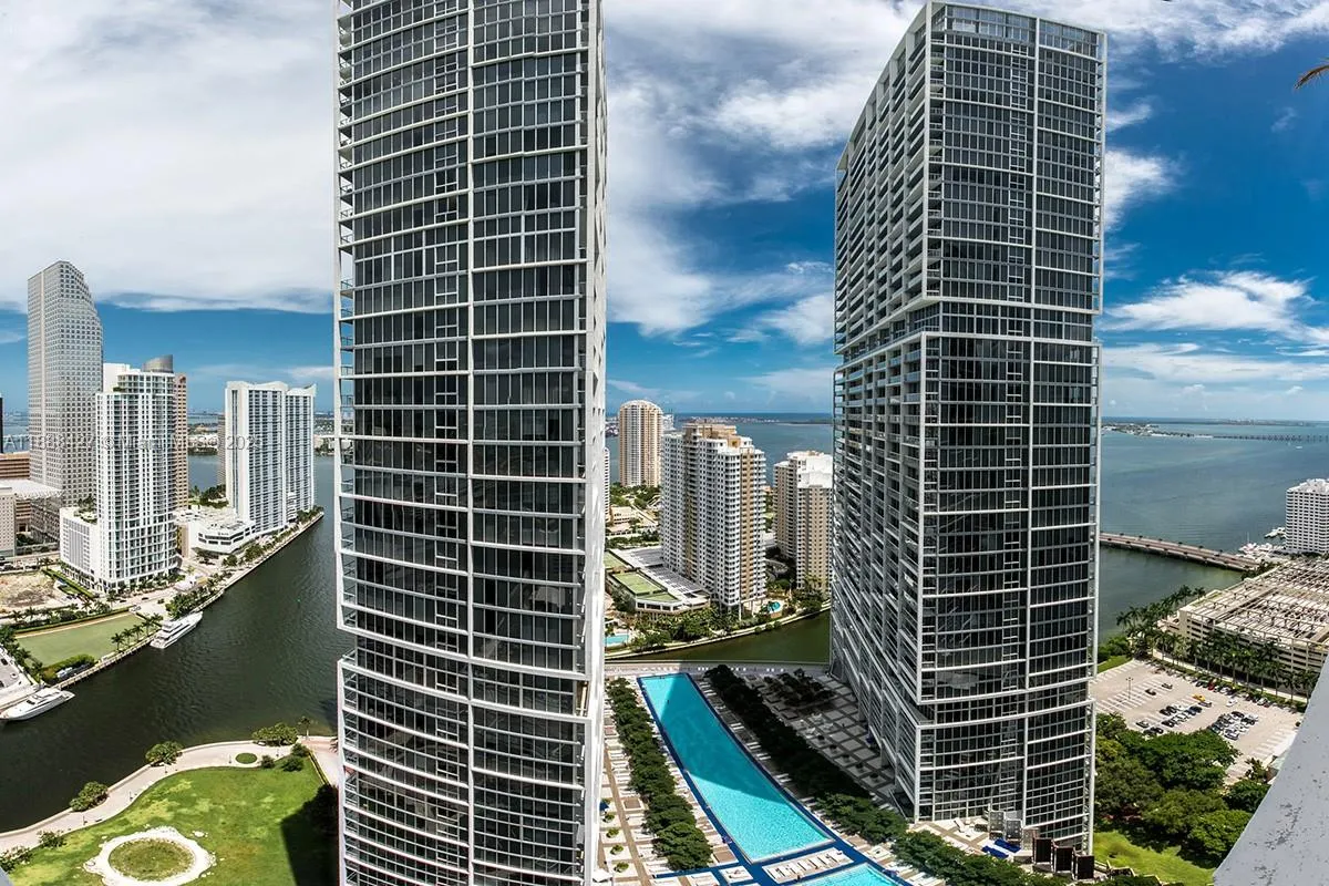 1 bedroom 1 bath for sale at 485 Brickell Ave # 3707, Miami FL 33131