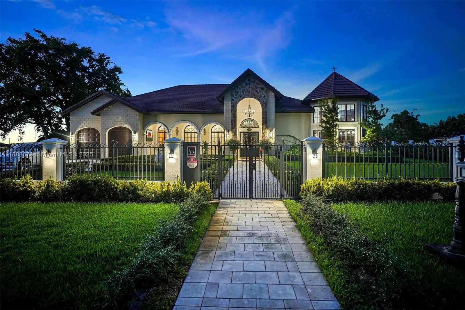 7 bedroom 6 bath for sale at 9815 SW 114th St, Miami FL 33176