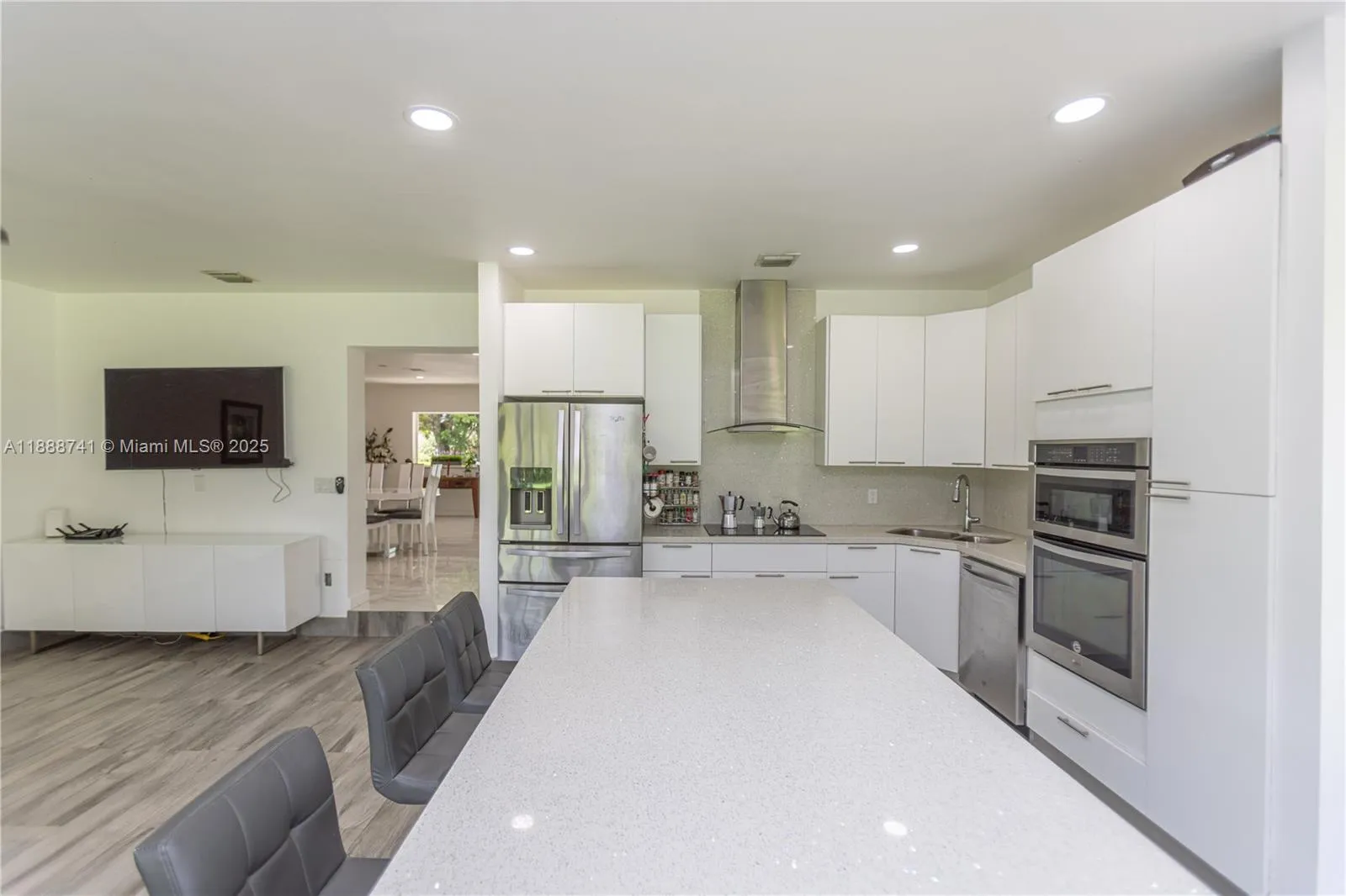 507 Hunting Lodge Dr, Miami Springs FL 33166