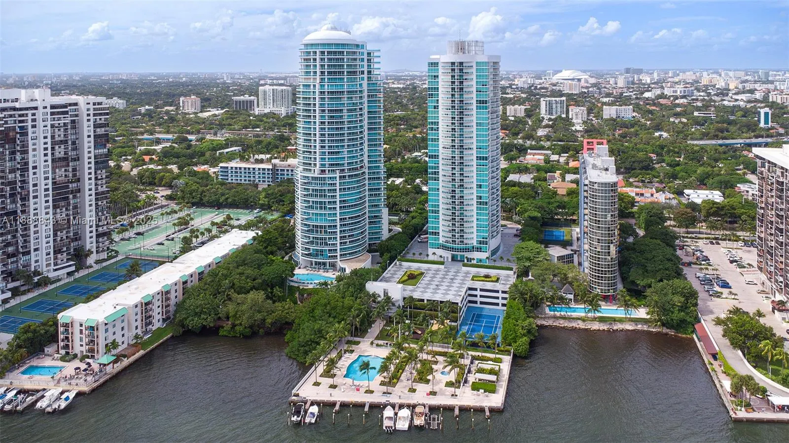 1 bedroom 1 bath for sale at 2101 BRICKELL AVENUE # 905, Miami FL 33129