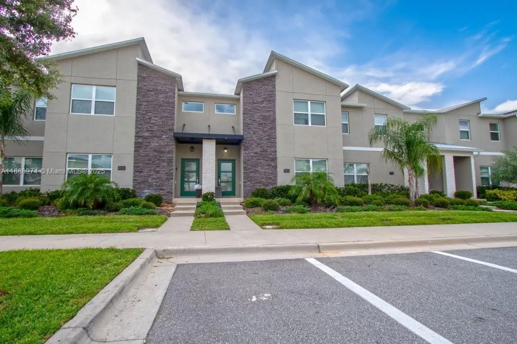 4 bedroom 3 bath for sale at 962 splash Shot  Pl, Kissimmee FL 33896
