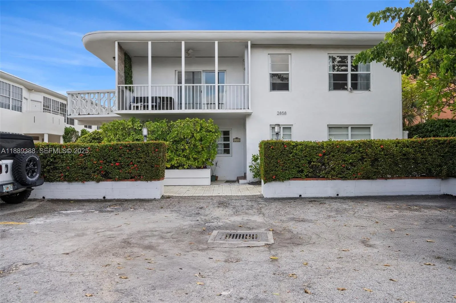 3 bedroom 2 bath for sale at 2858 Pine Tree Dr # 5, Miami Beach FL 33140