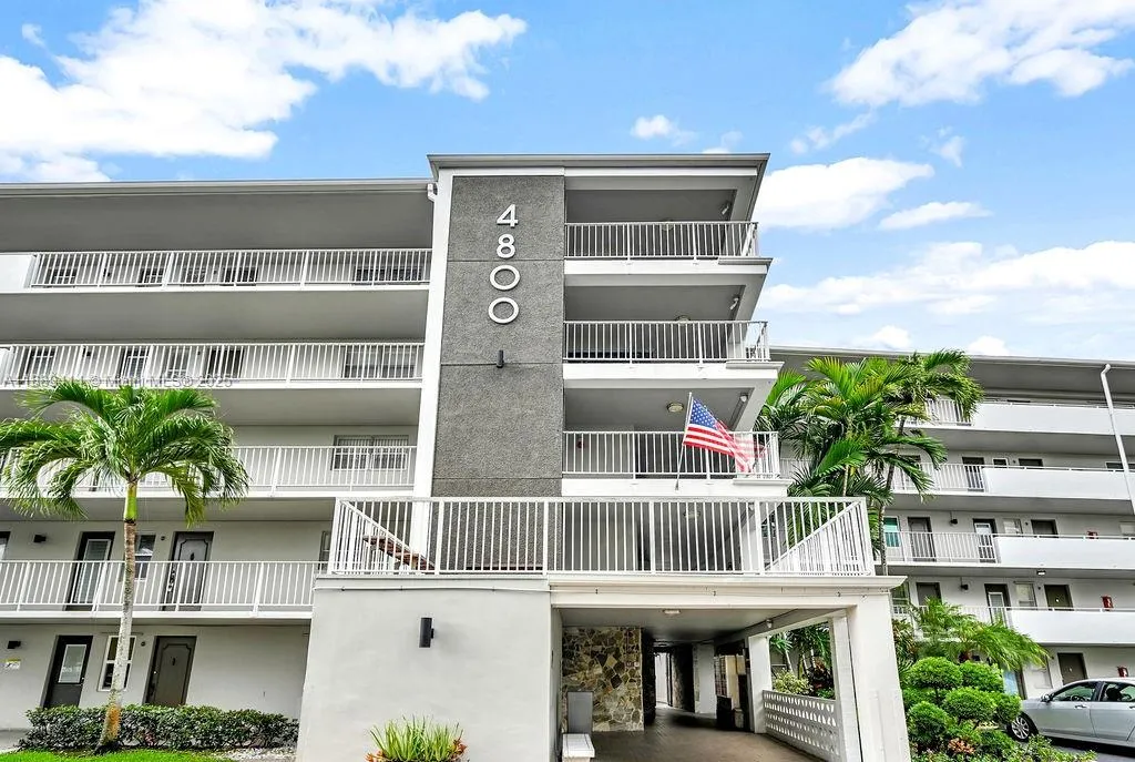 2 bedroom 2 bath for sale at 4800 Hillcrest Ln # 210, Hollywood FL 33021