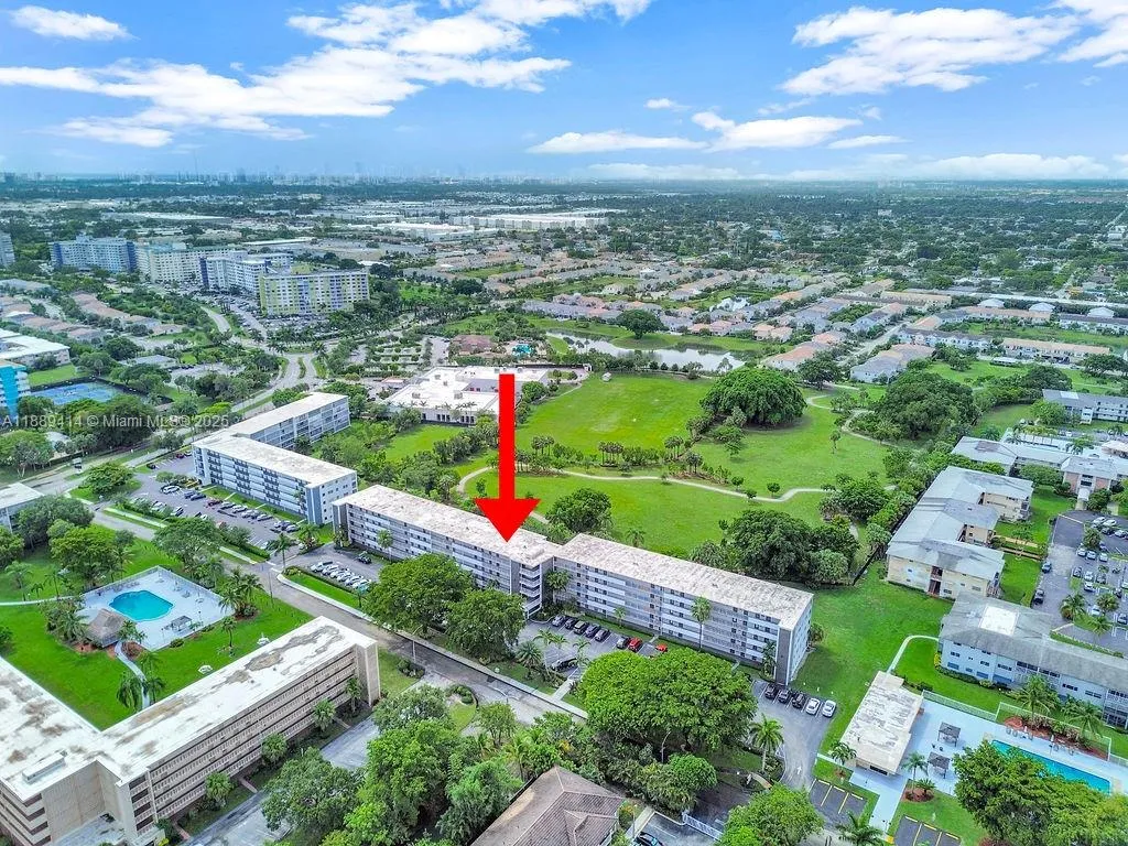4800 Hillcrest Ln # 210, Hollywood FL 33021