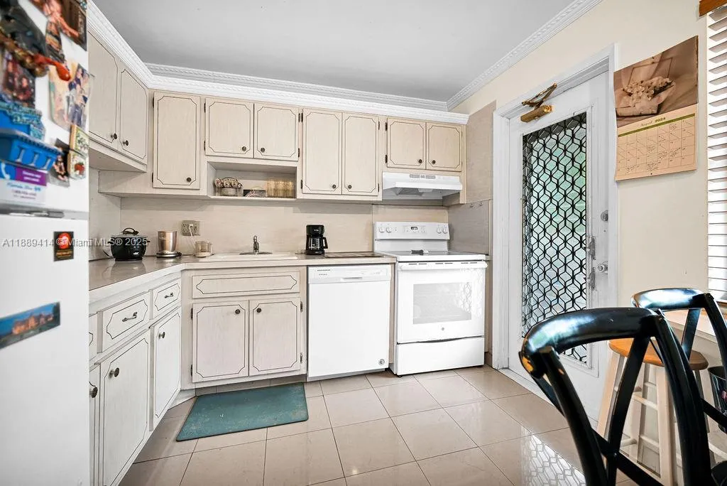 4800 Hillcrest Ln # 210, Hollywood FL 33021