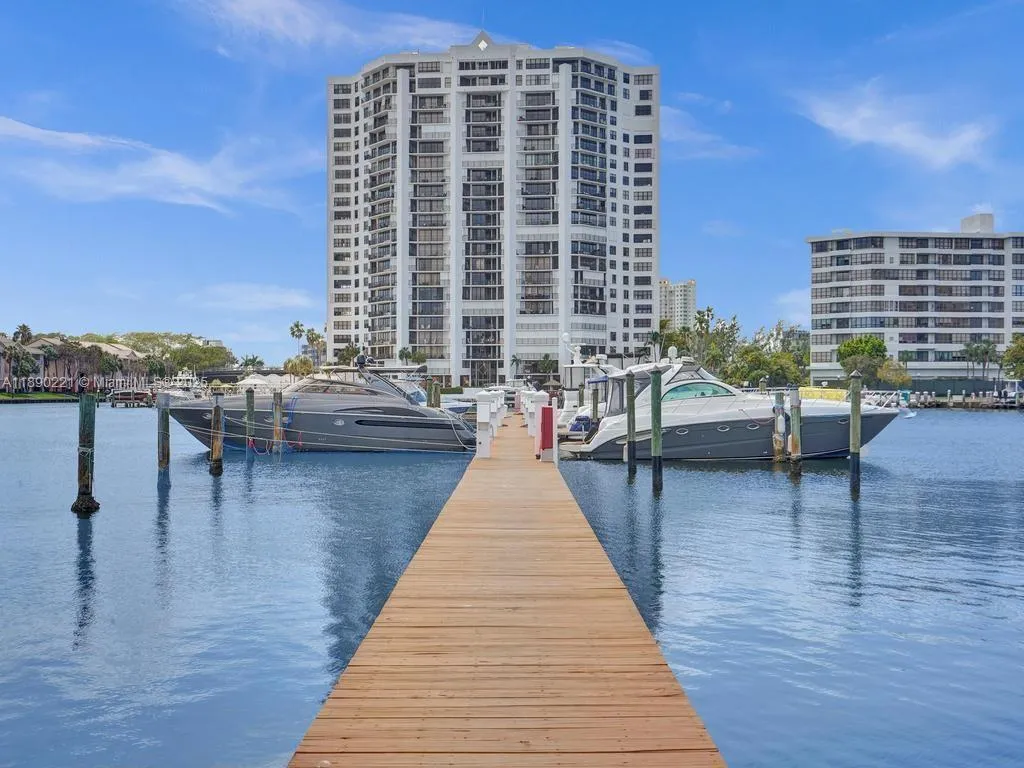 2667 S Parkview Dr, Hallandale Beach FL 33009