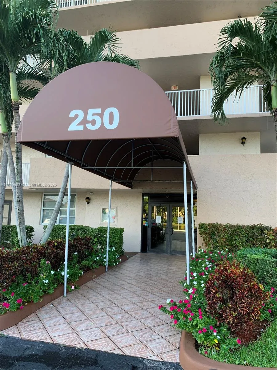 250 Jacaranda Dr # 305, Plantation FL 33324
