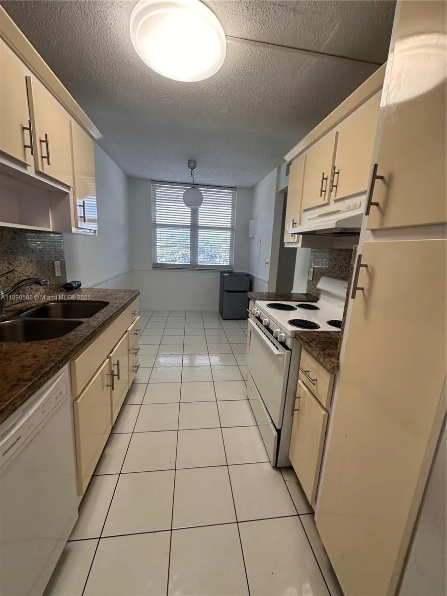 250 Jacaranda Dr # 305, Plantation FL 33324