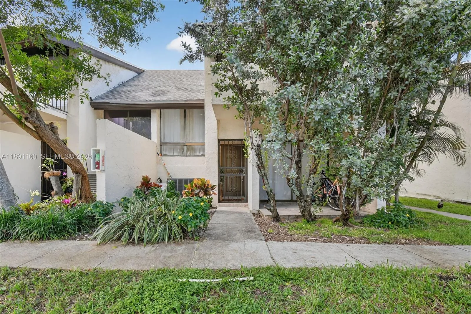 3 bedroom 2 bath for sale at 19220 NE 25th Ave # 274B, Miami FL 33180