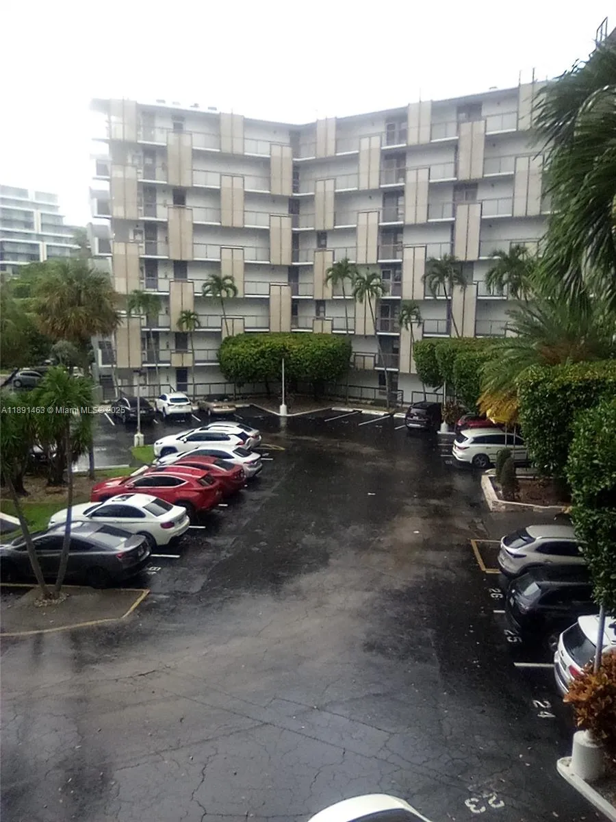 1 bedroom 1 bath for sale at 20400 W Country Club Dr # 209, Aventura FL 33180