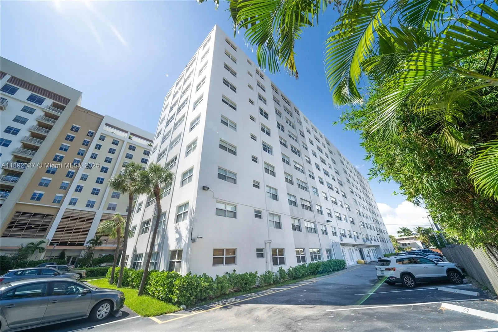 1 bedroom 1 bath for sale at 2555 NE 11th St # 310, Fort Lauderdale FL 33304
