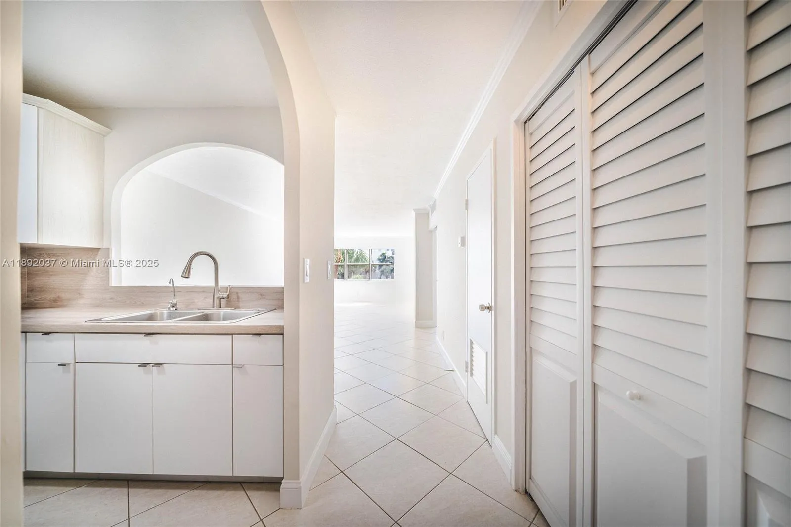 2555 NE 11th St # 310, Fort Lauderdale FL 33304