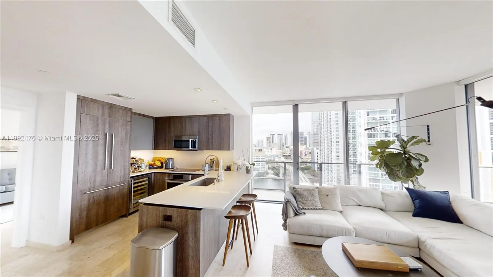 68 SE 6 ST # 1111, Miami FL 33131