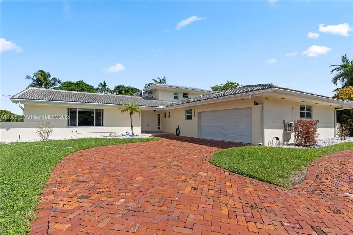 5 bedroom 3 bath for sale at 1961 NE 188th St, Miami FL 33179