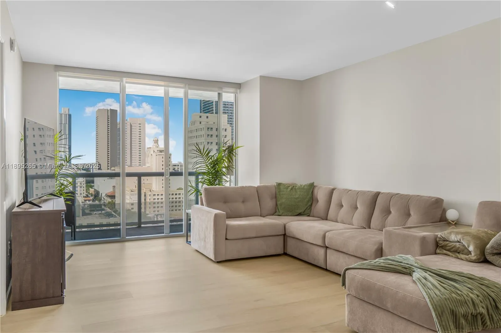 1 bedroom 1 bath for sale at 50 Biscayne Blvd # 1505, Miami FL 33132