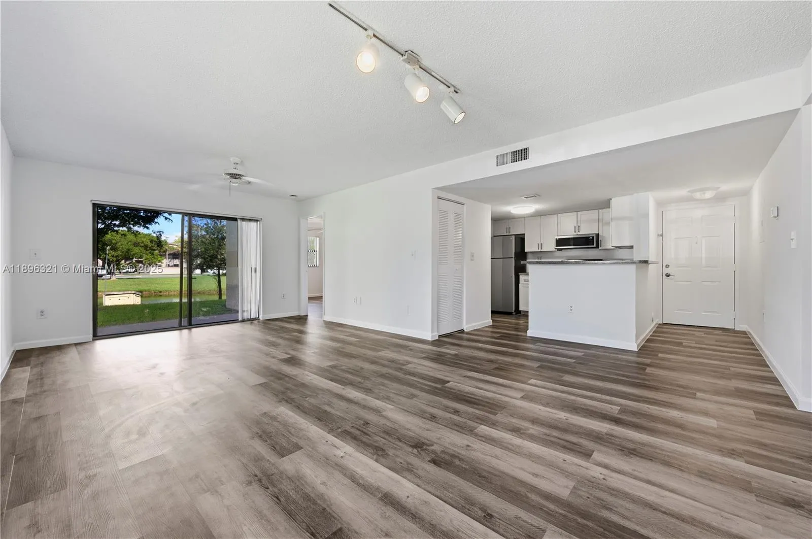 9877 Nob Hill Ct, Sunrise FL 33351