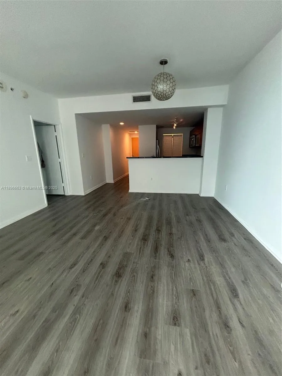 1 bedroom 1 bath for sale at 244 Biscayne Blvd # 1606, Miami FL 33132