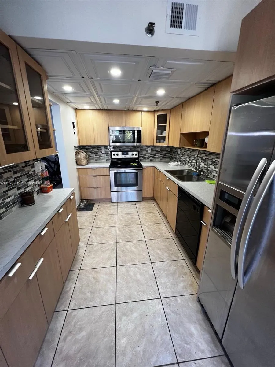 2 bedroom 2 bath for sale at 17890 W Dixie Hwy 421 Hwy # 421, North Miami Beach FL 33160