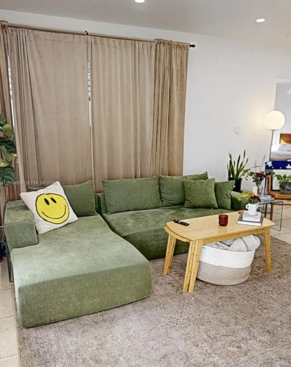 281 NE 112th St, Miami FL 33161