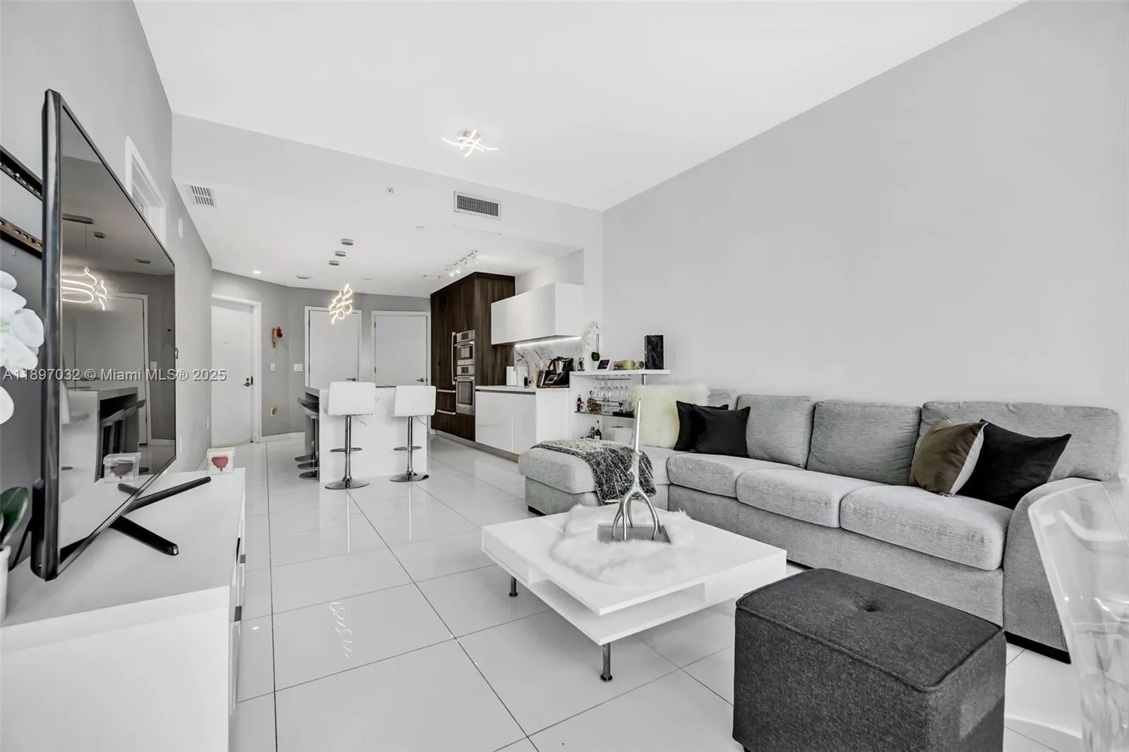 851 NE 1st Ave # 806, Miami FL 33132