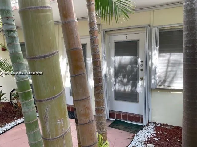 8040 Tatum Waterway Dr # 7, Miami Beach FL 33141