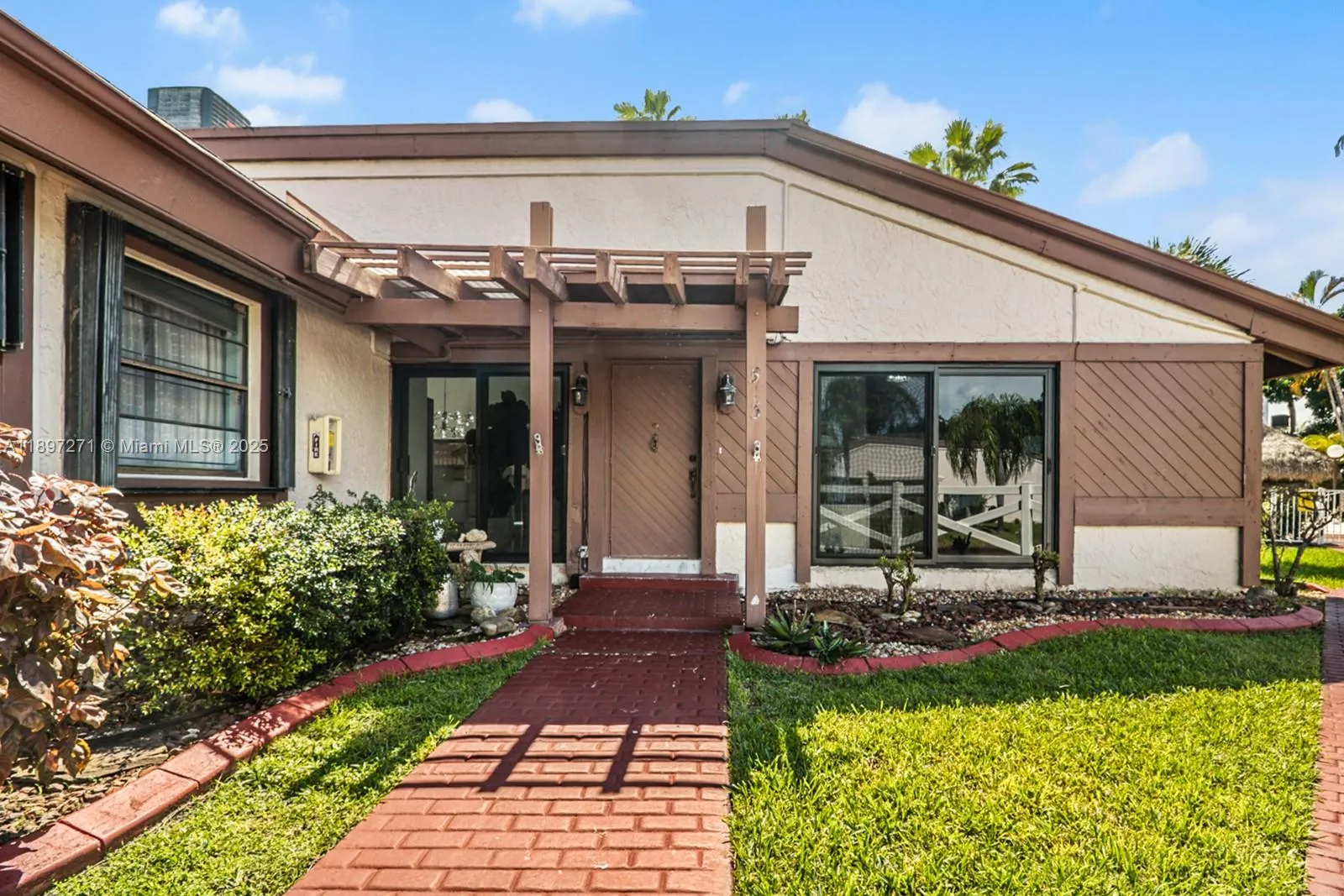 3 bedroom 2 bath for sale at 513 Leslie Dr, Hallandale Beach FL 33009