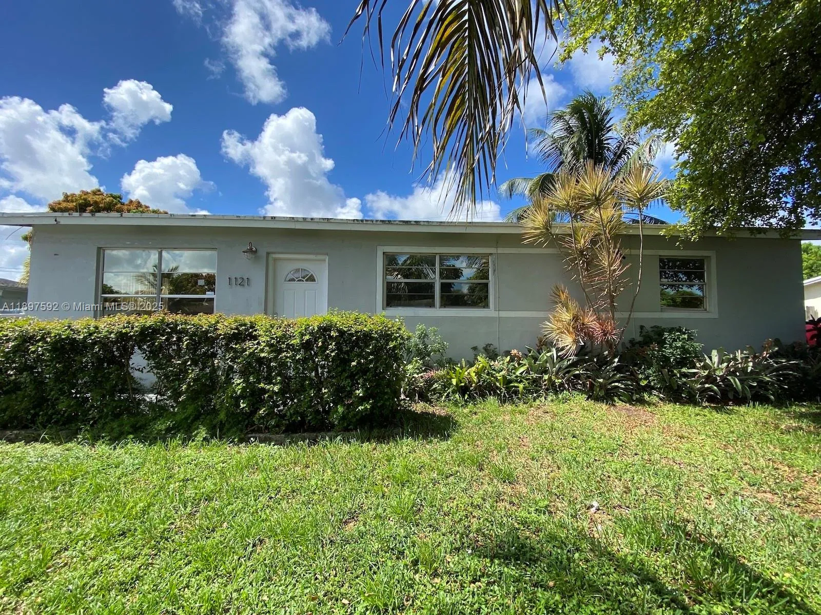 3 bedroom 2 bath for sale at 1121 NE 214th St, Miami FL 33179