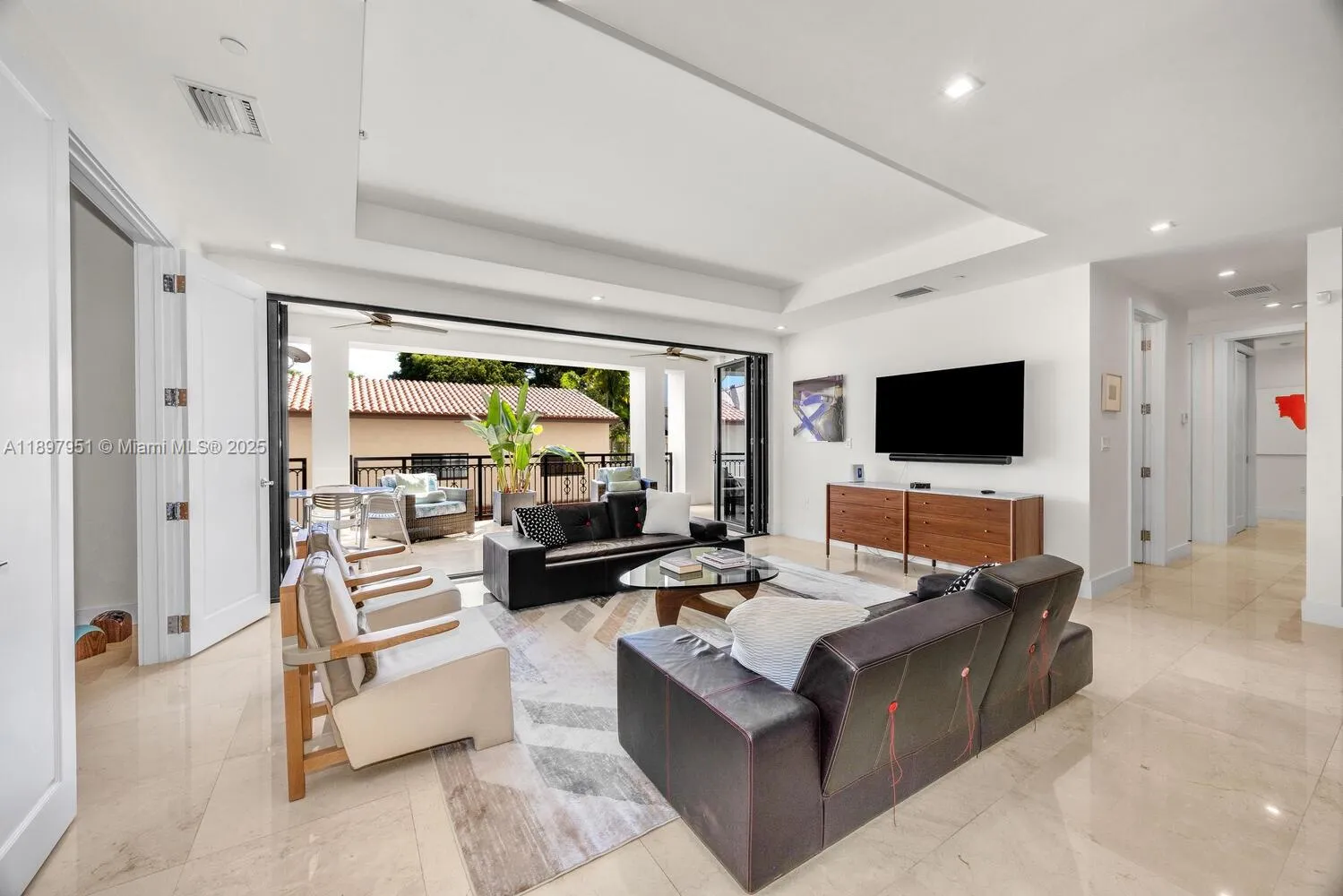 2 bedroom 2 bath for sale at 718 Valencia Ave # 207, Coral Gables FL 33134