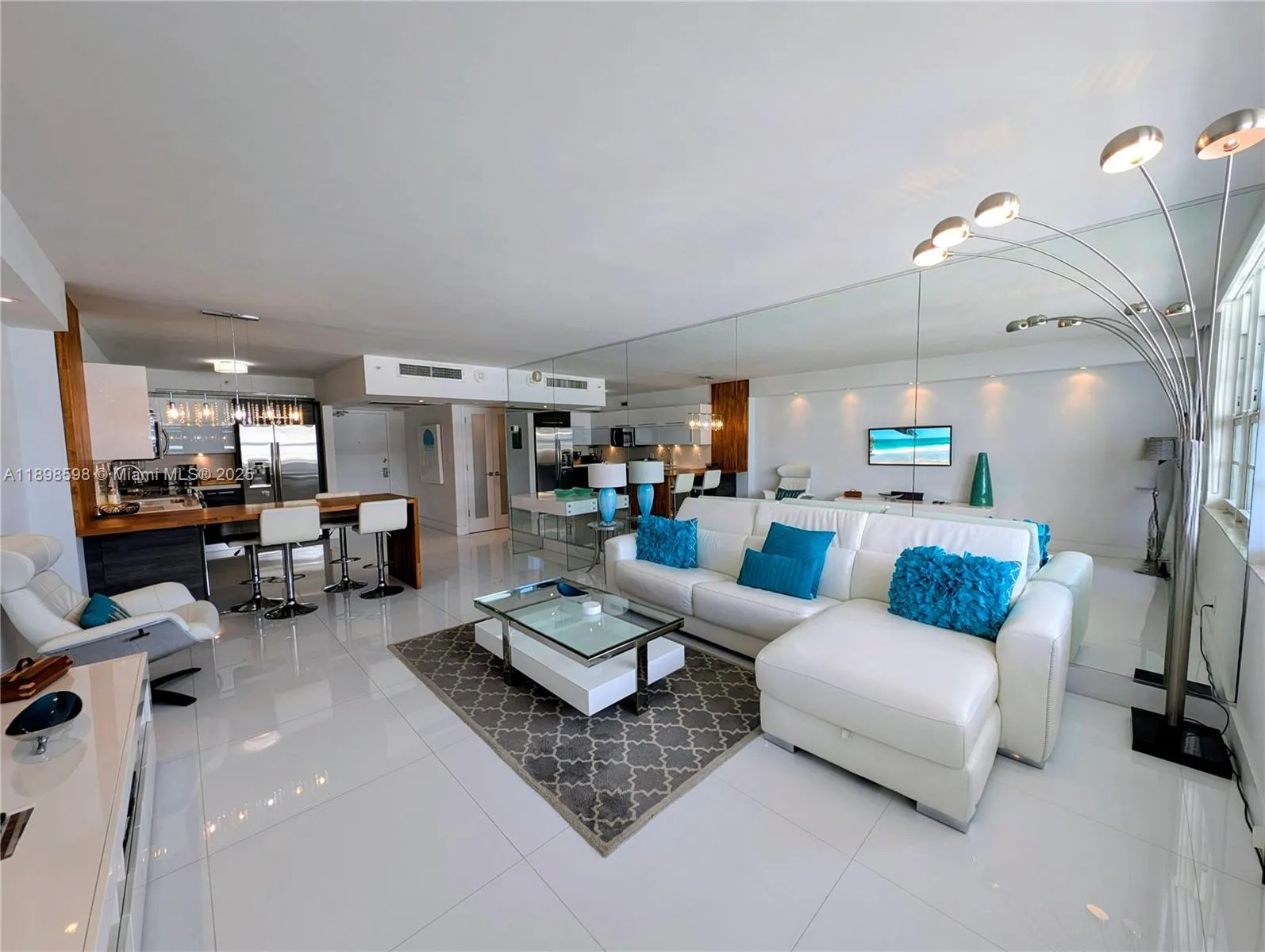 1 bedroom 2 bath for rent at 100 Lincoln Rd # 1008, Miami Beach FL 33139