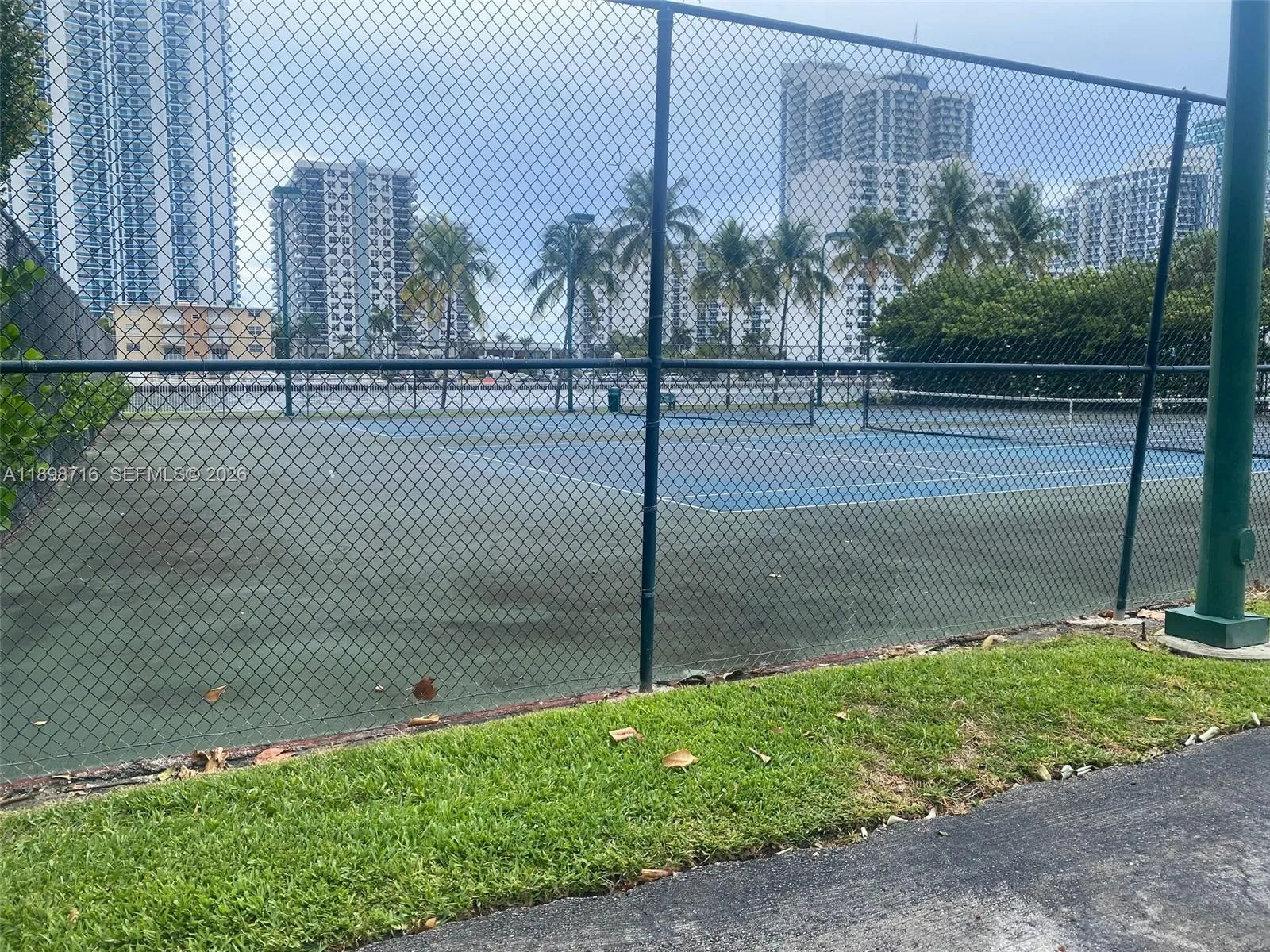 1000 Parkview Dr # 427, Hallandale Beach FL 33009