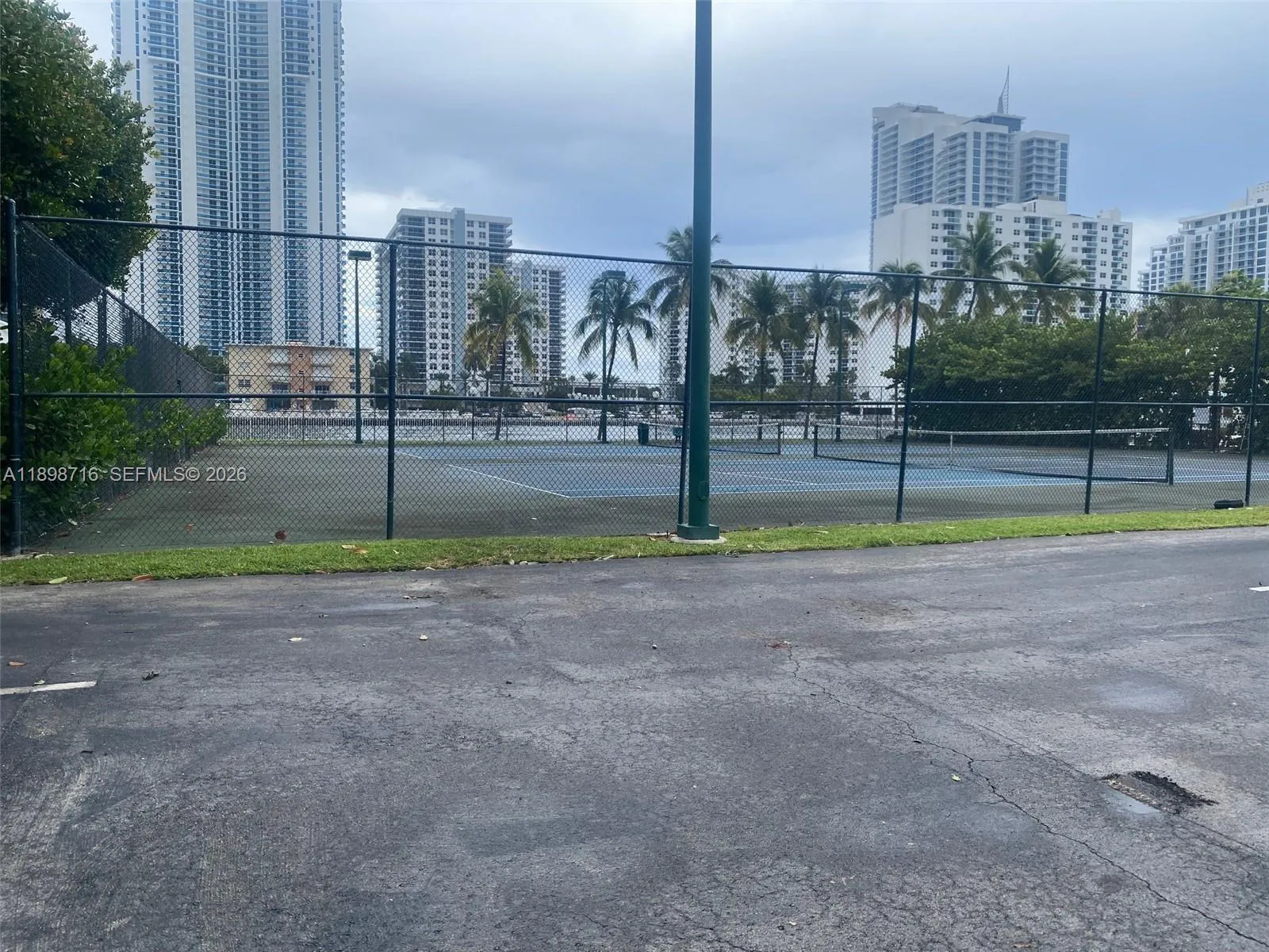 1000 Parkview Dr # 427, Hallandale Beach FL 33009