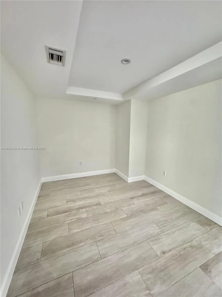 45 SW 9th St # 3404, Miami FL 33130