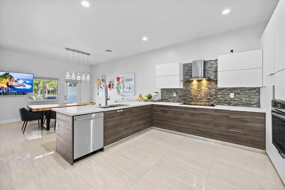 2726 Treasure Cove Cir, Dania Beach FL 33312