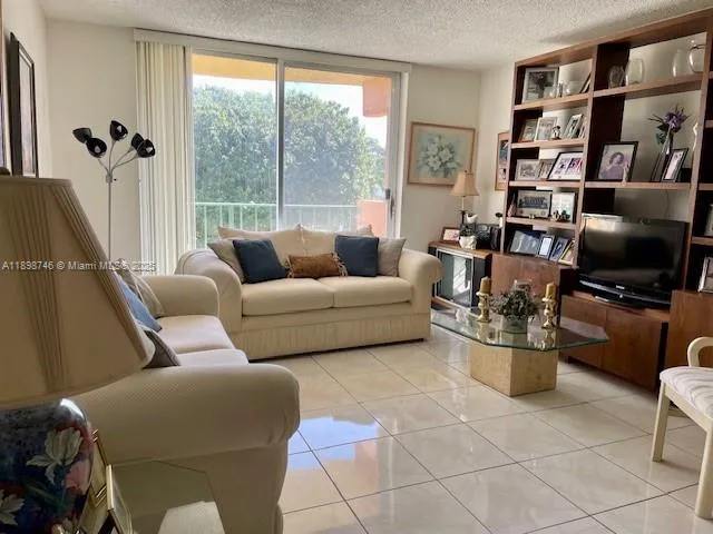 9350 Fontainebleau Blvd # 408, Miami FL 33172