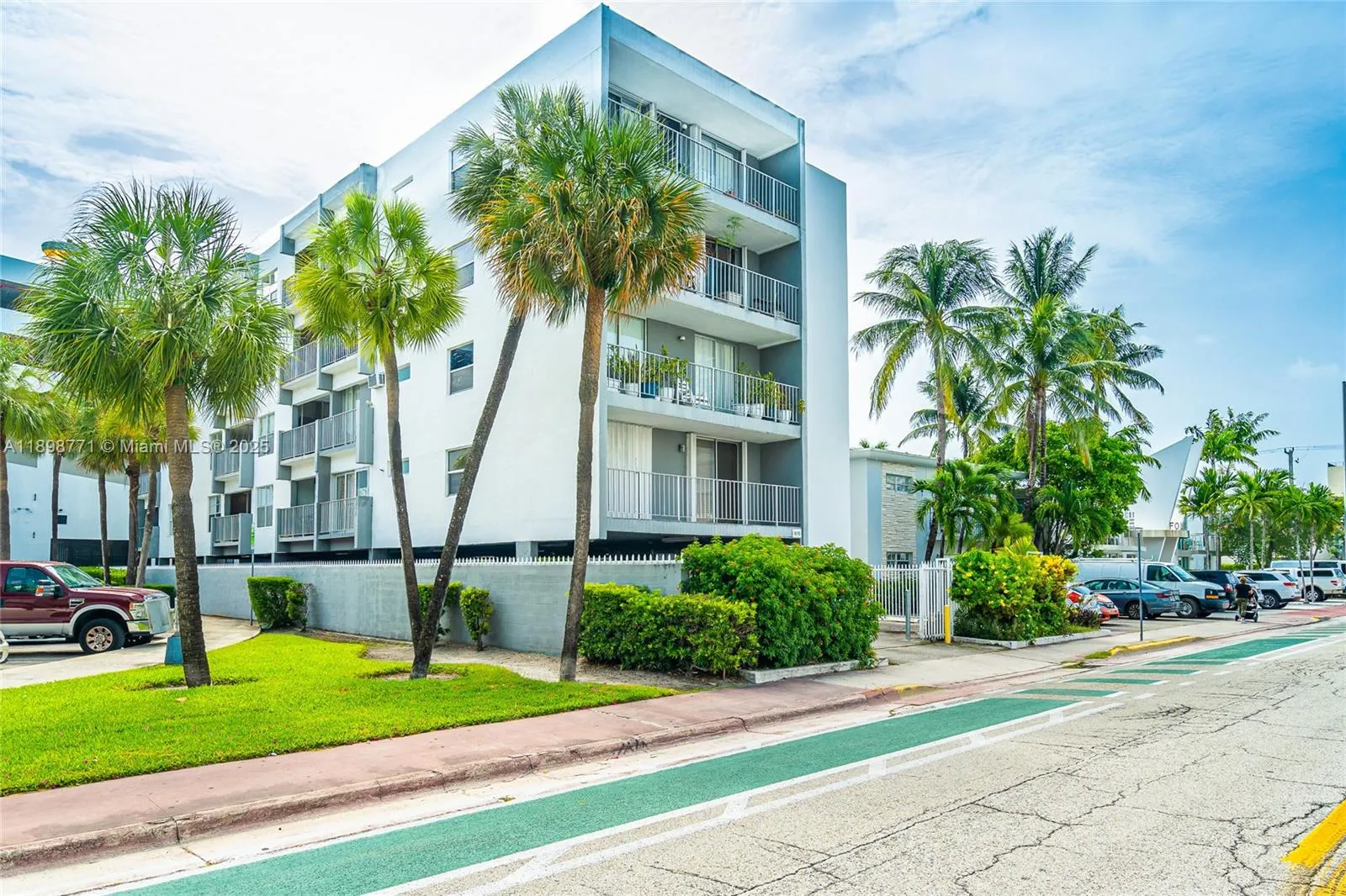 1 bedroom 1 bath for sale at 1615 West Ave # 504, Miami Beach FL 33139