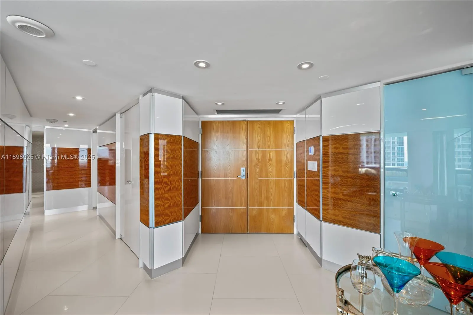 400 S Pointe Dr # 910, Miami Beach FL 33139