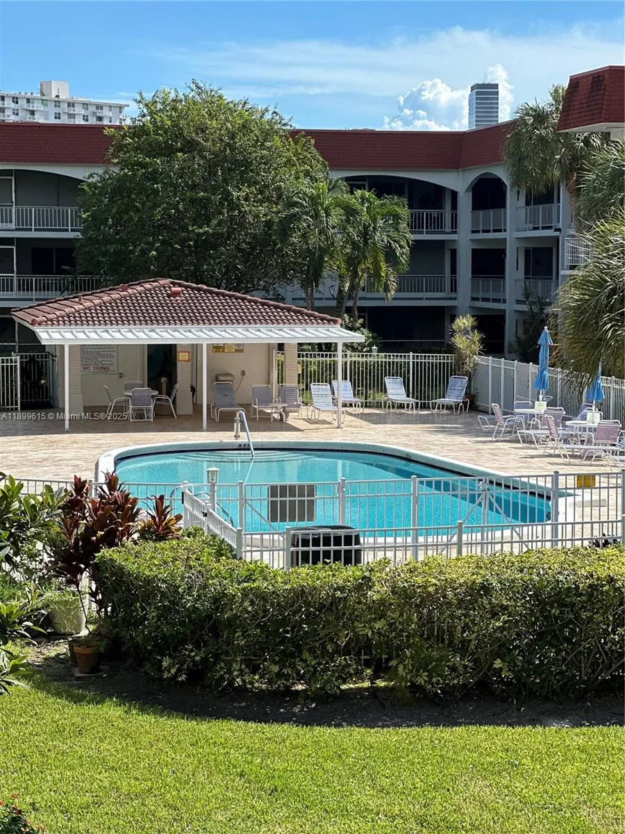 581 Blue Heron Dr # B, Hallandale Beach FL 33009