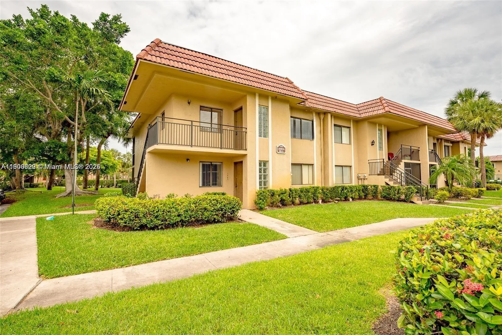 2 bedroom 2 bath for sale at 350 Lakeview Dr # 201, Weston FL 33326
