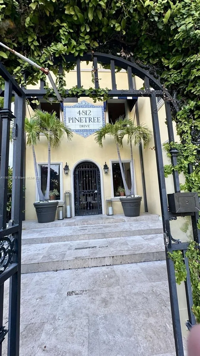 4812 Pine Tree Dr # 204, Miami Beach FL 33140