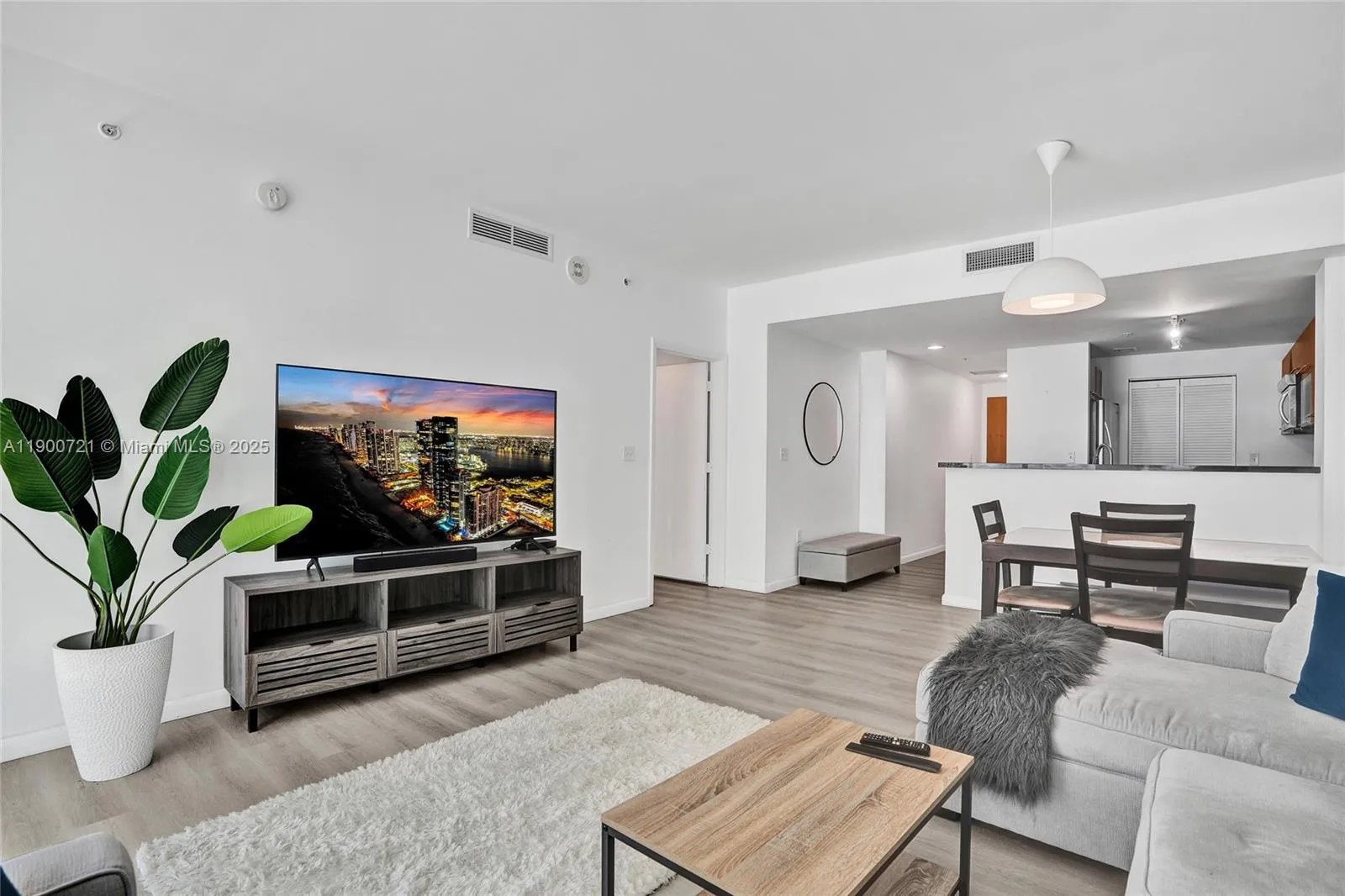 1 bedroom 1 bath for sale at 253 NE 2nd St # 1706, Miami FL 33132