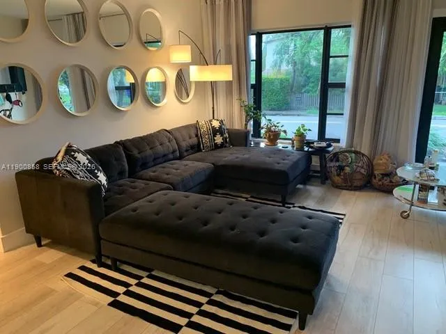 2 NE 44 ST, Miami FL 33137