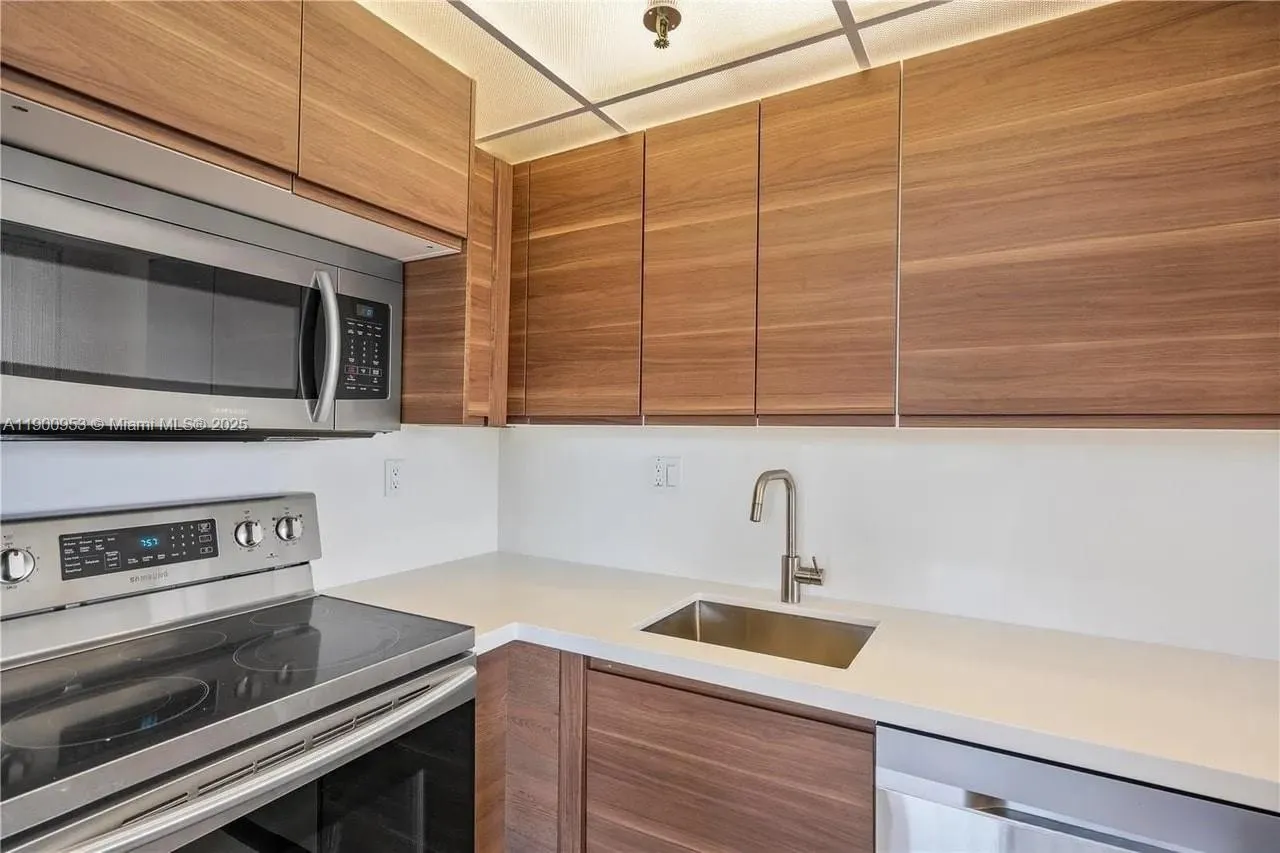 17890 W Dixie Hwy # 606, North Miami Beach FL 33160
