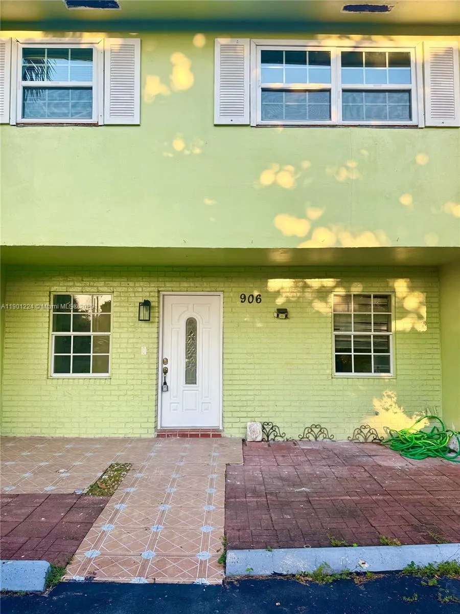 3 bedroom 2 bath for sale at 906 SW 74th Ave, North Lauderdale FL 33068