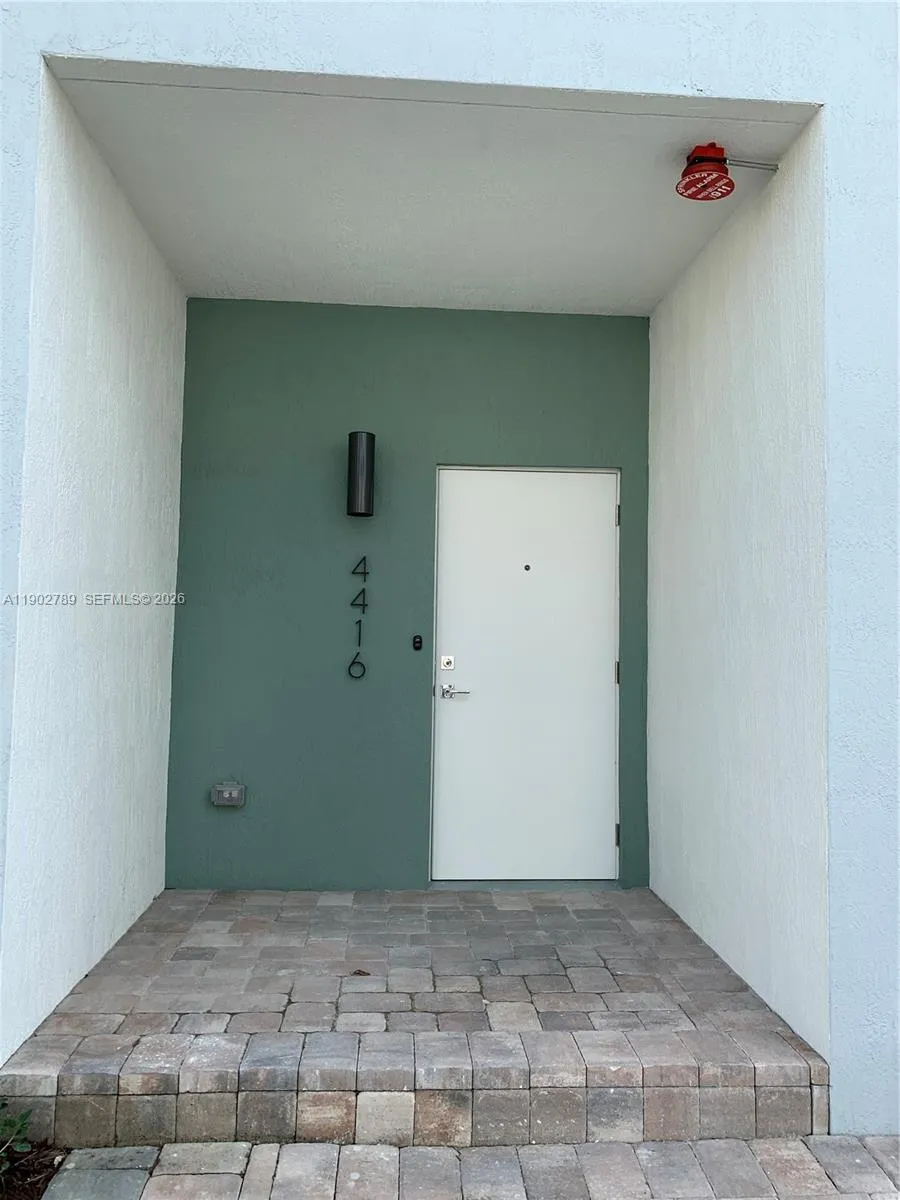 4416 NW 9th St, Plantation FL 33317