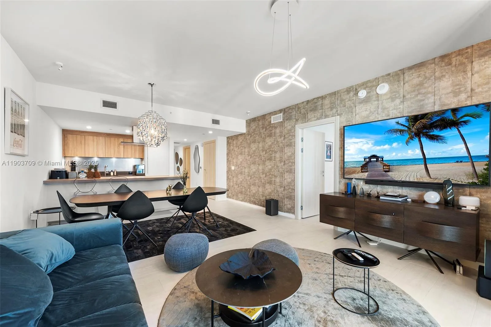 1 bedroom 2 bath for sale at 1000 Brickell Plz # 4705, Miami FL 33131