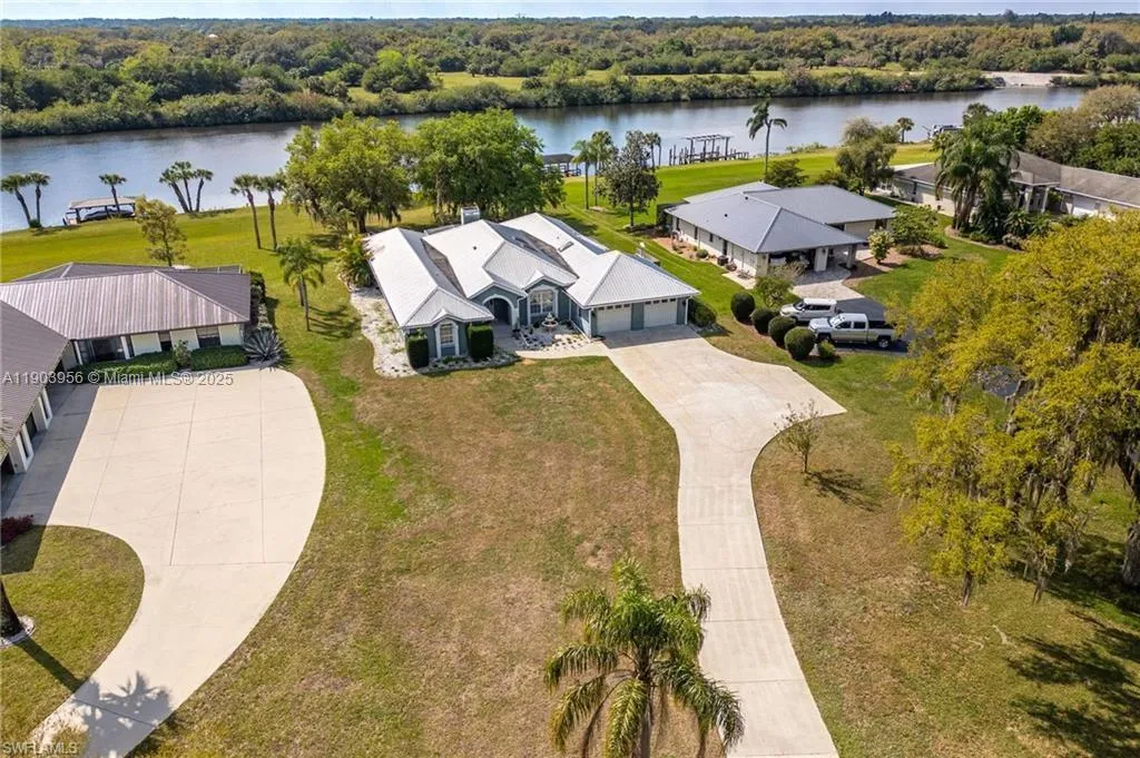 3 bedroom 3 bath Residential for sale at 1261 Riverbend Dr, La Belle FL 33935