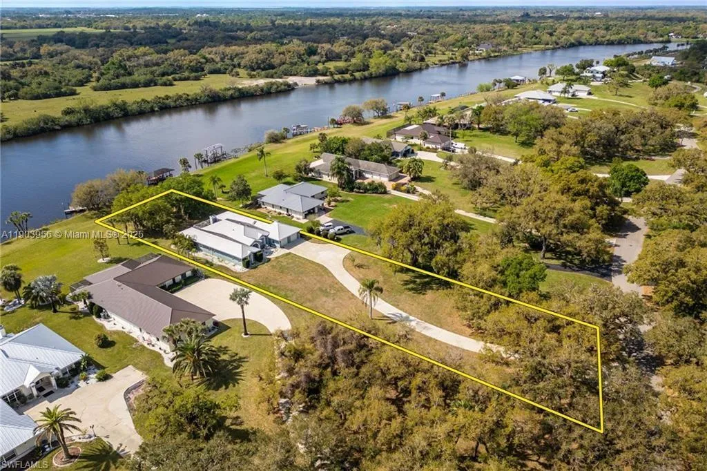 1261 Riverbend Dr, La Belle FL 33935