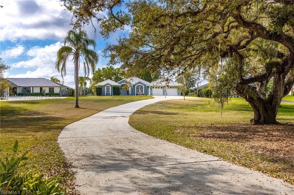 1261 Riverbend Dr, La Belle FL 33935
