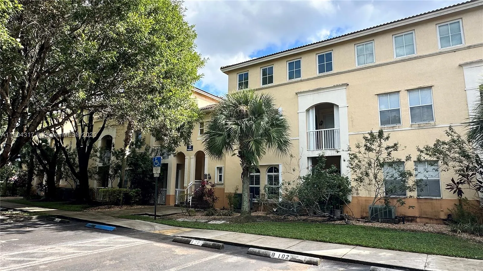 3 bedroom 2 bath for sale at 110 Jacaranda Country Club Dr # 205, Plantation FL 33324