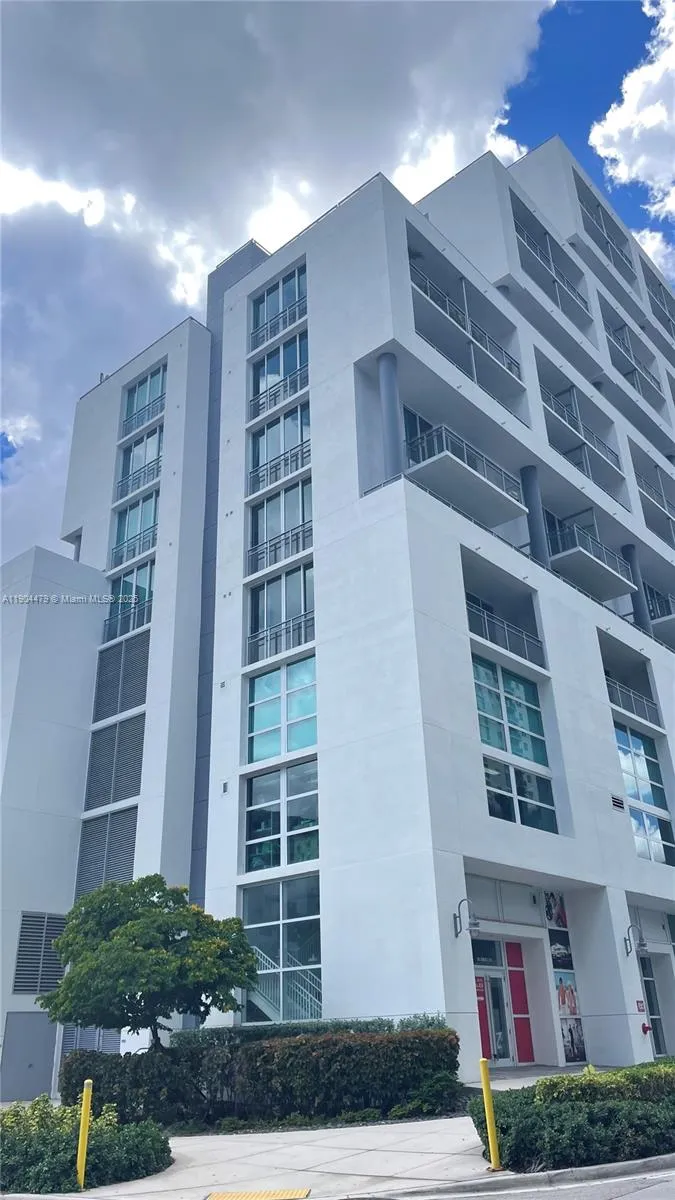 1 bedroom 1 bath for sale at 350 NE 24th St # 404, Miami FL 33137